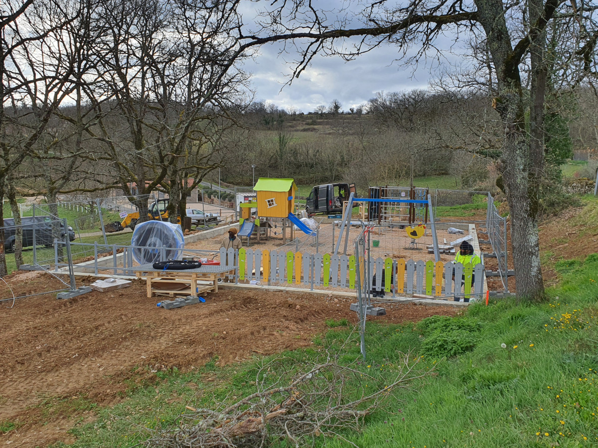Chantier aire de jeu Béduer 46100 montage Ovalequip collectivités